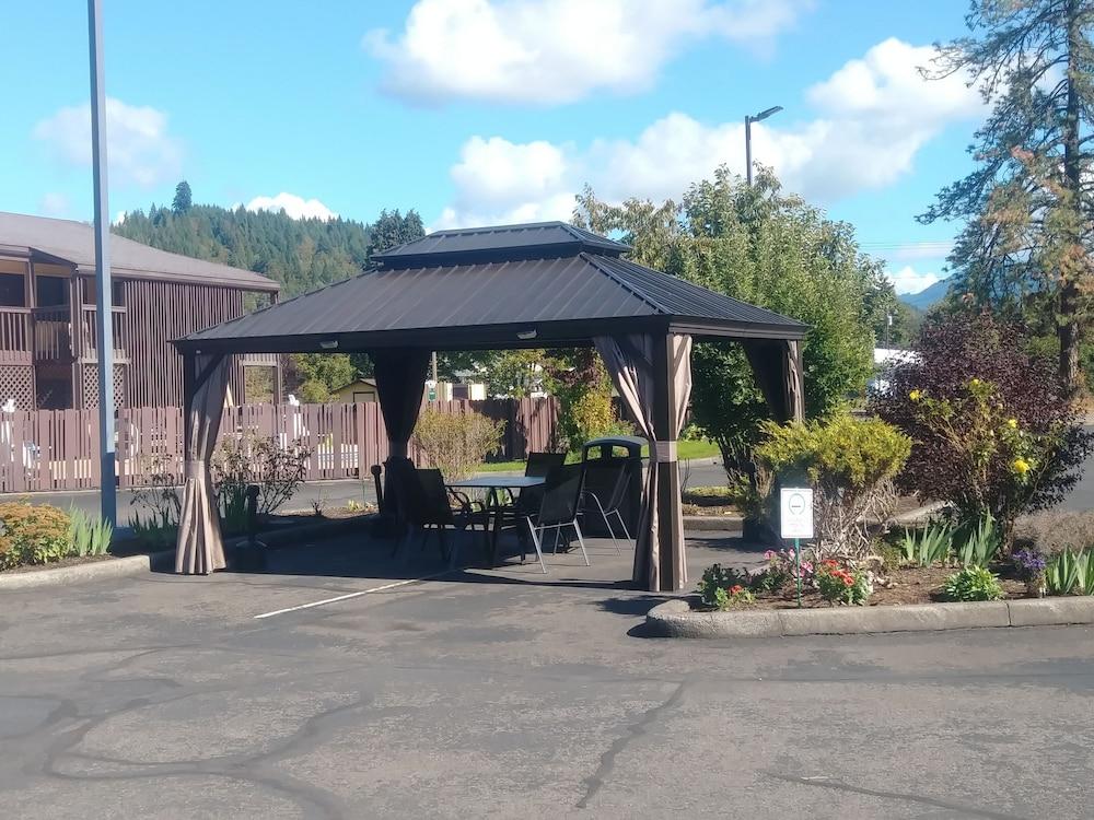 Oakridge Inn & Suites Exterior photo