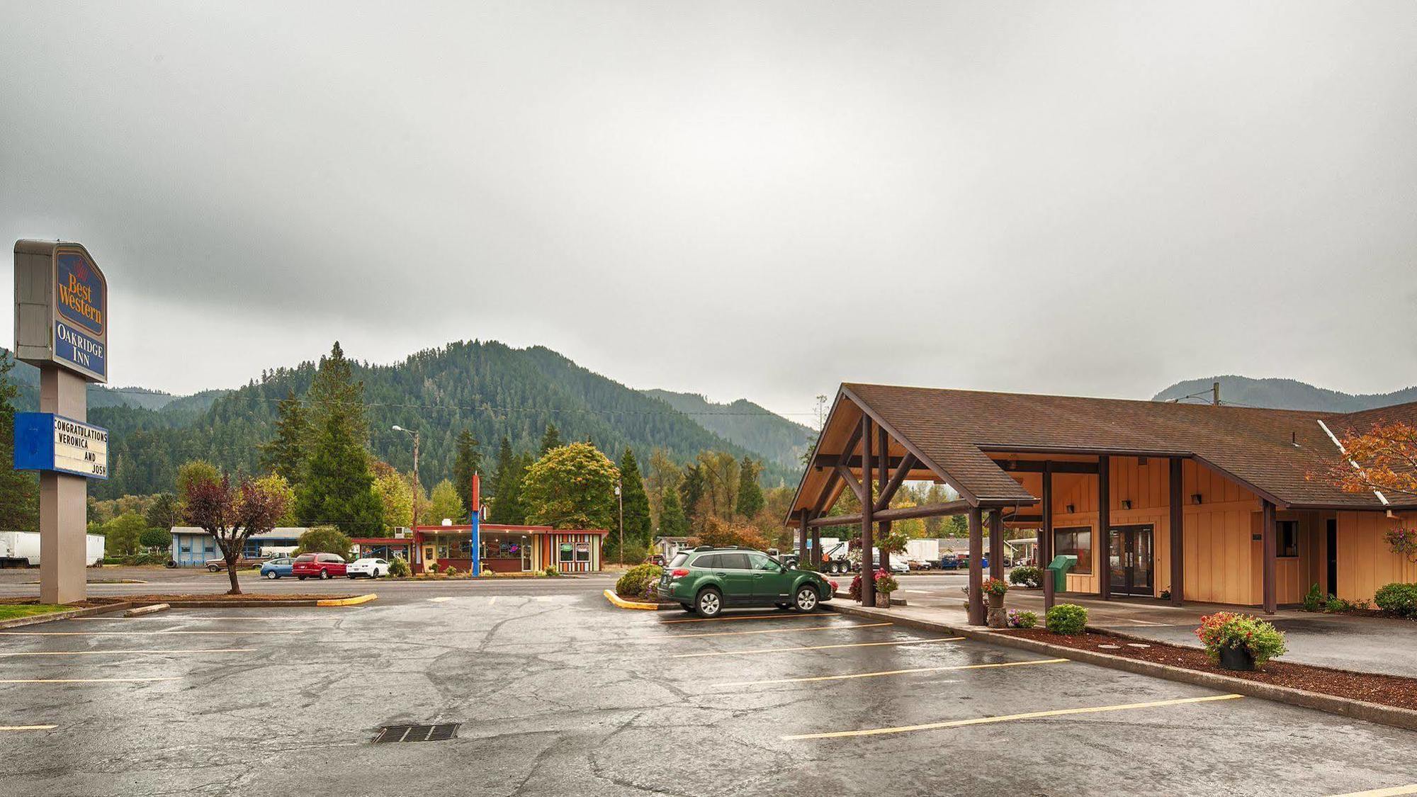 Oakridge Inn & Suites Exterior photo