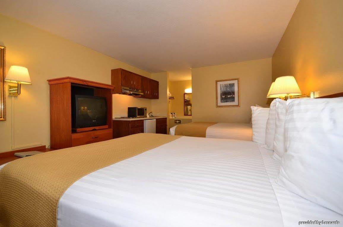 Oakridge Inn & Suites Room photo