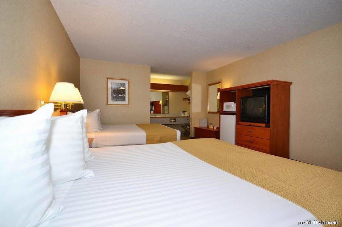 Oakridge Inn & Suites Room photo