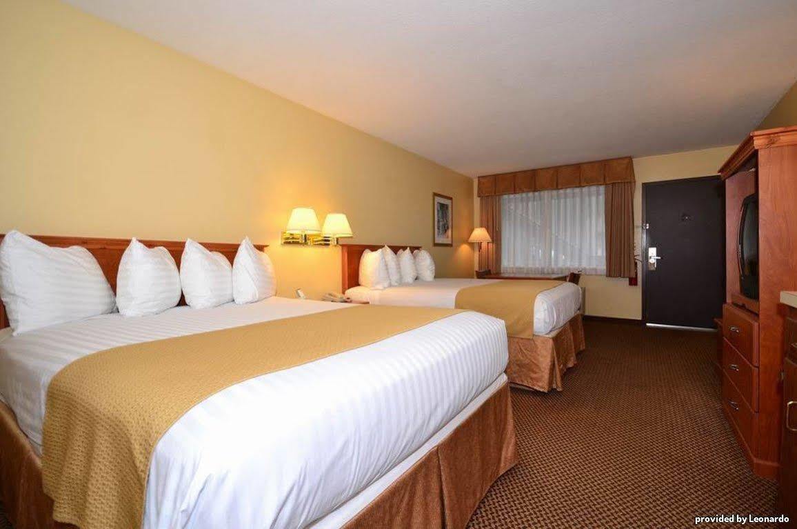 Oakridge Inn & Suites Exterior photo