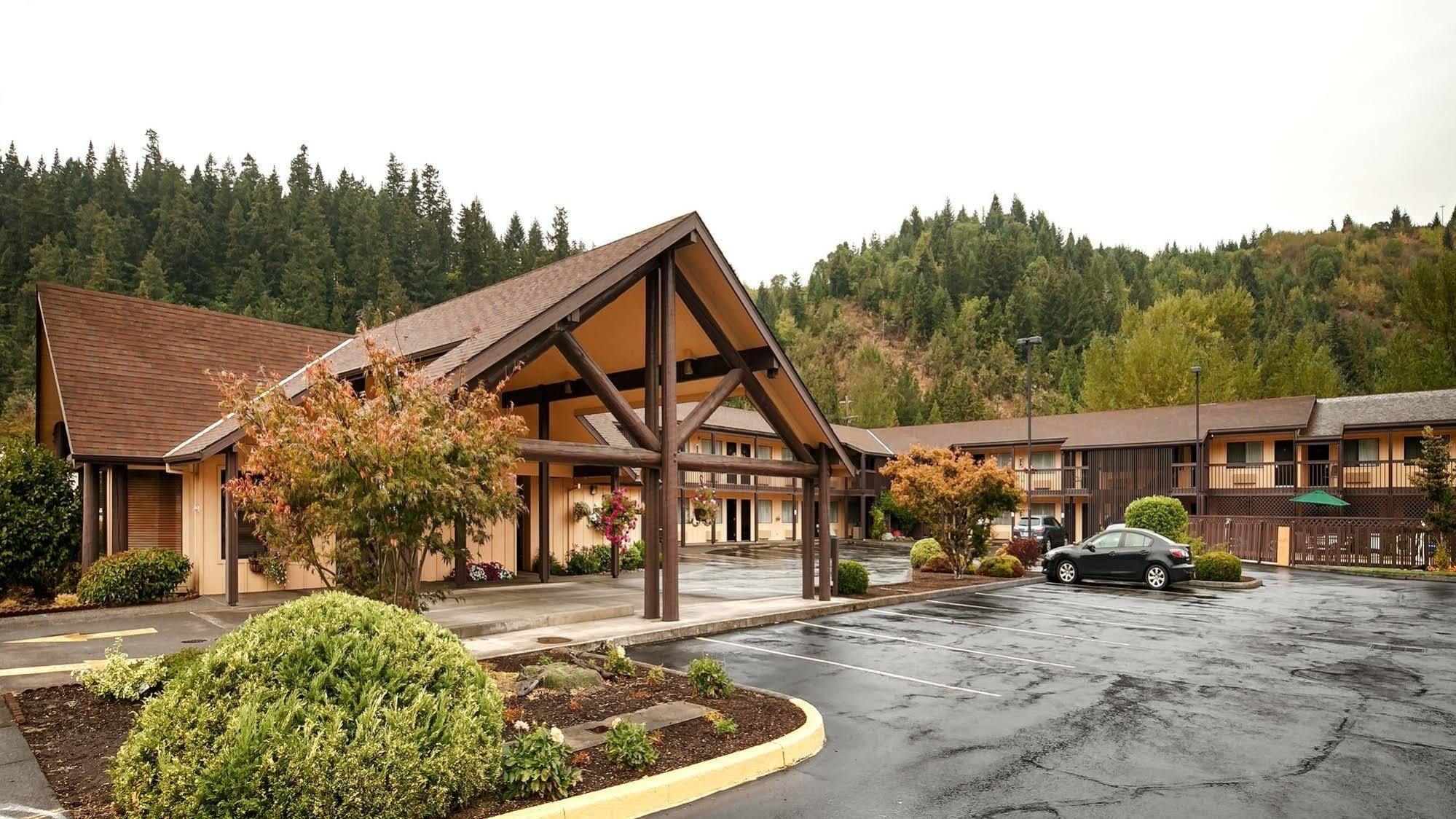 Oakridge Inn & Suites Exterior photo